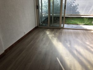 Dettaglio pavimento vinilico effetto legno